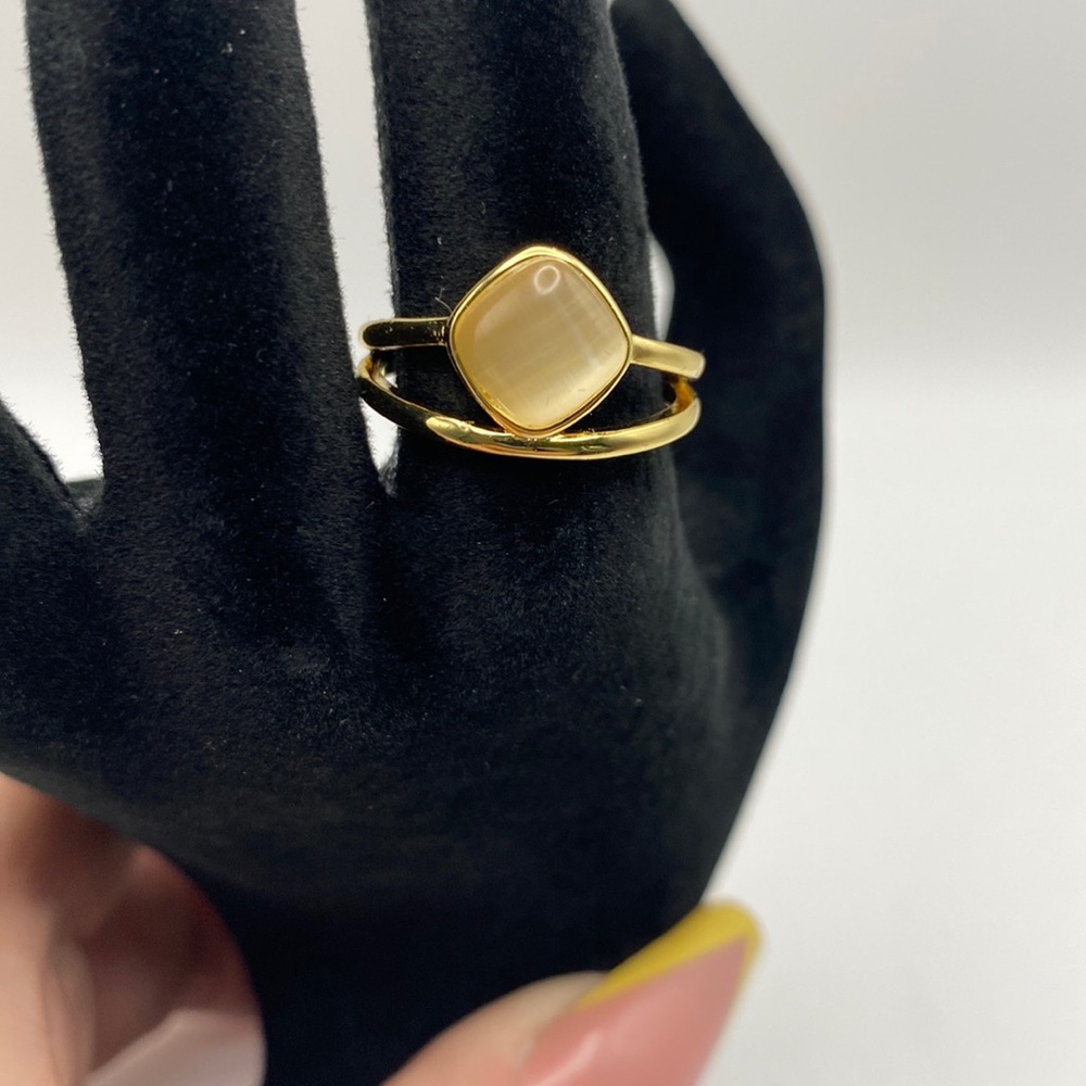 Beautiful Gold Ring w/ Stone